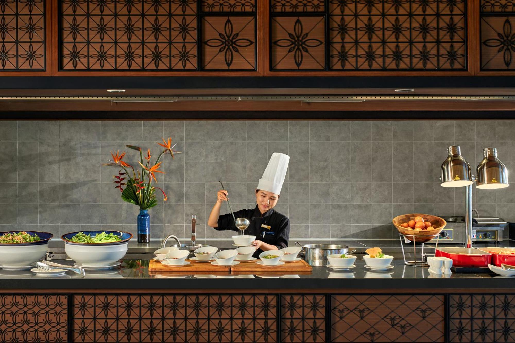 Resort Wyndham Hoi An Royal Beachfront & An Ban