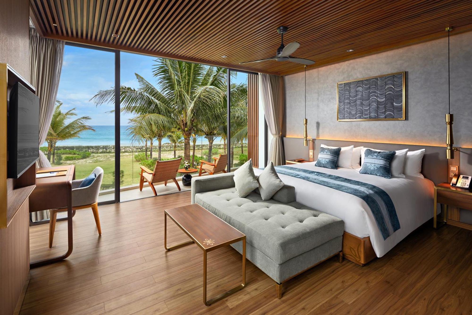 Resort Wyndham Hoi An Royal Beachfront &