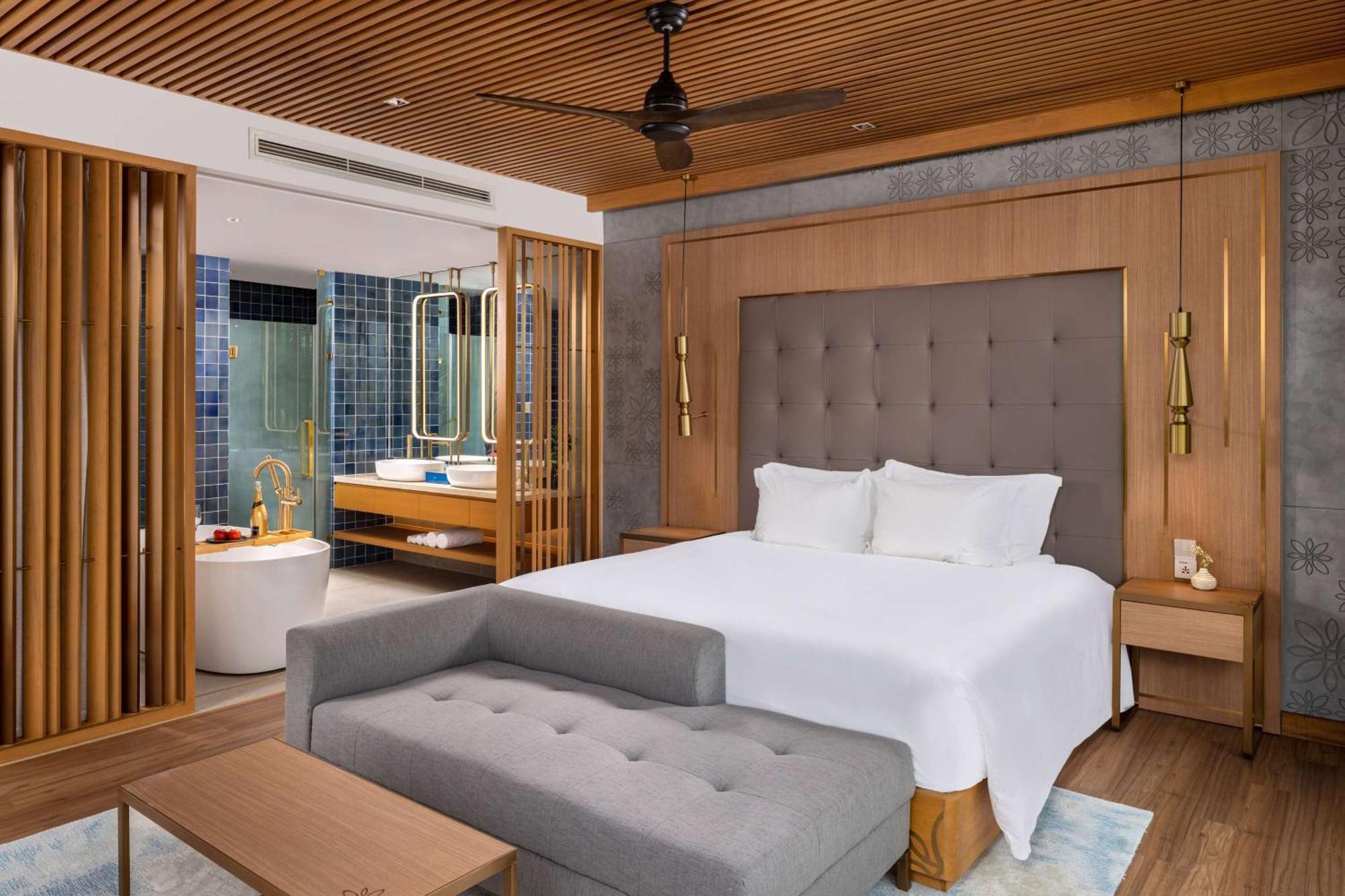 Resort Wyndham Hoi An Royal Beachfront & 5*