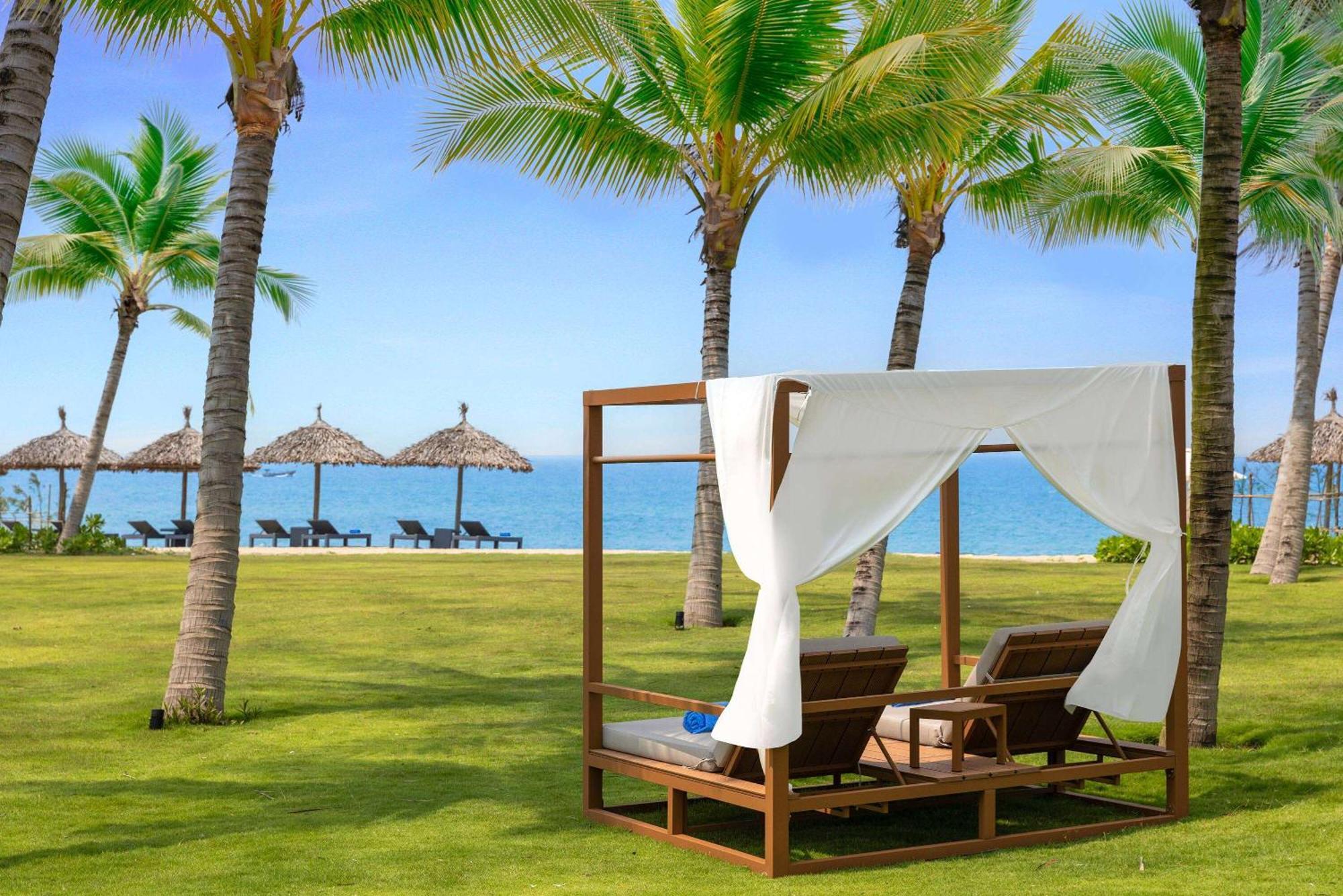 Resort Wyndham Hoi An Royal Beachfront &