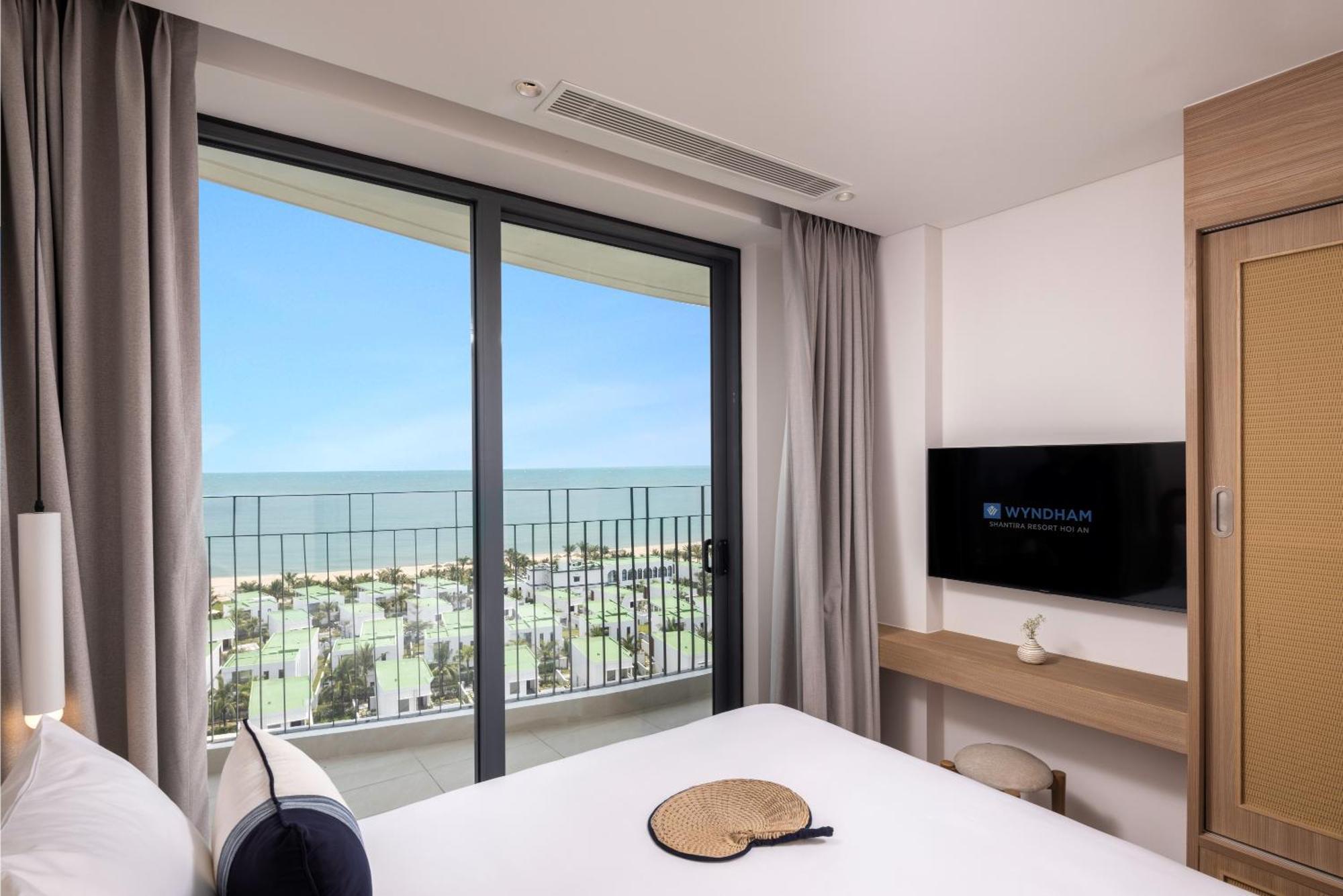 Resort Wyndham Hoi An Royal Beachfront &